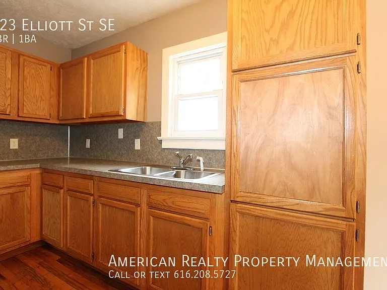 923 Elliott St SE — Photo 4