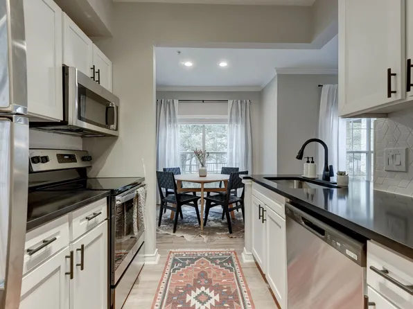 Laurel Canyon Apartments