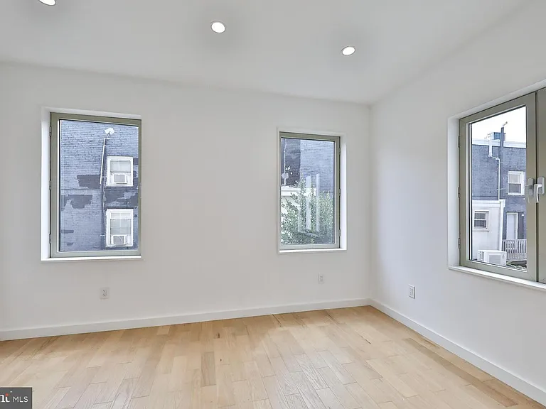 725 S 6th St — Photo 16