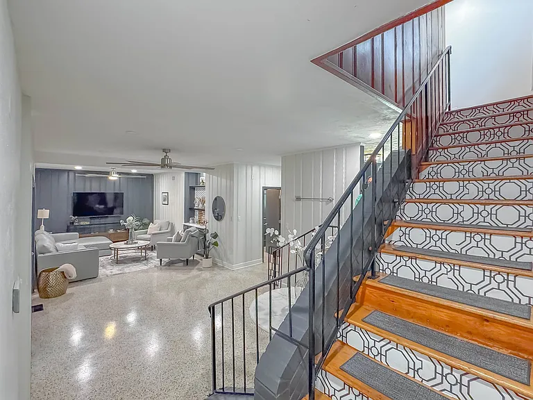 1044 Seminole Dr — Photo 34