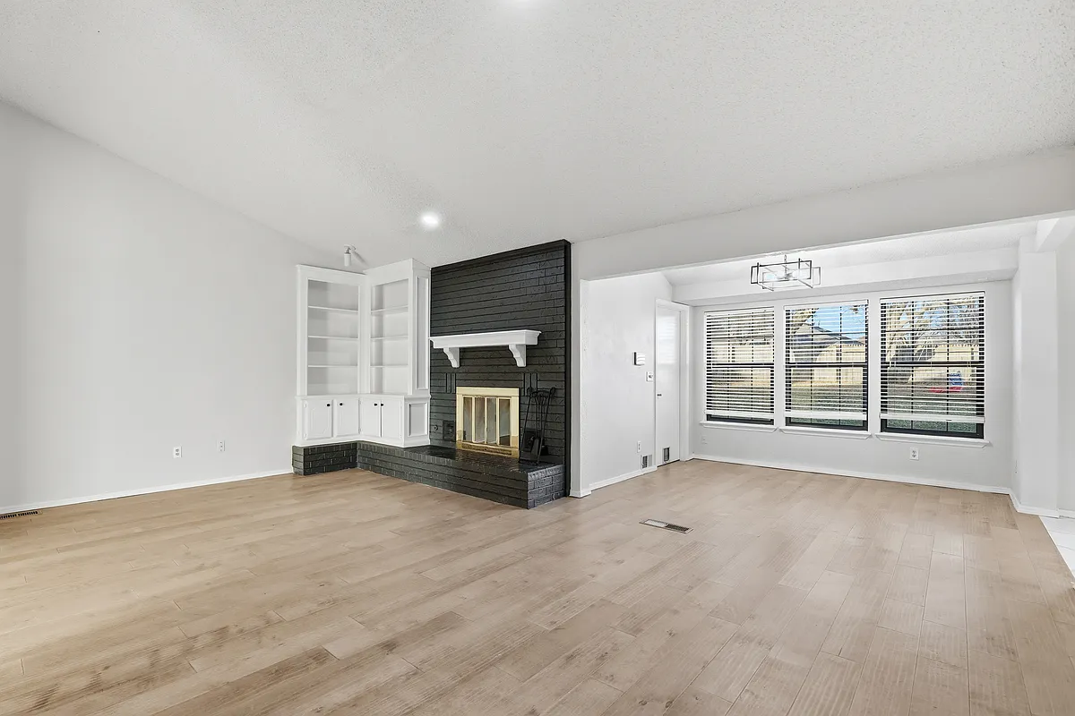 Building Photo - 713 Lakeside Cir
