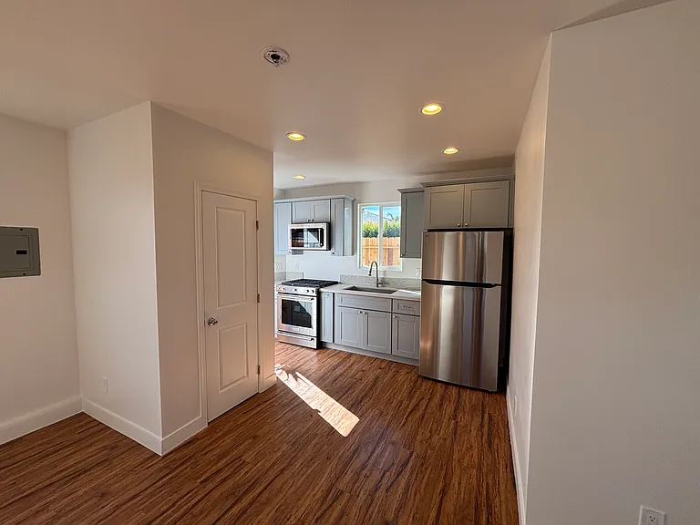 6210 Winona Ave — Photo 7