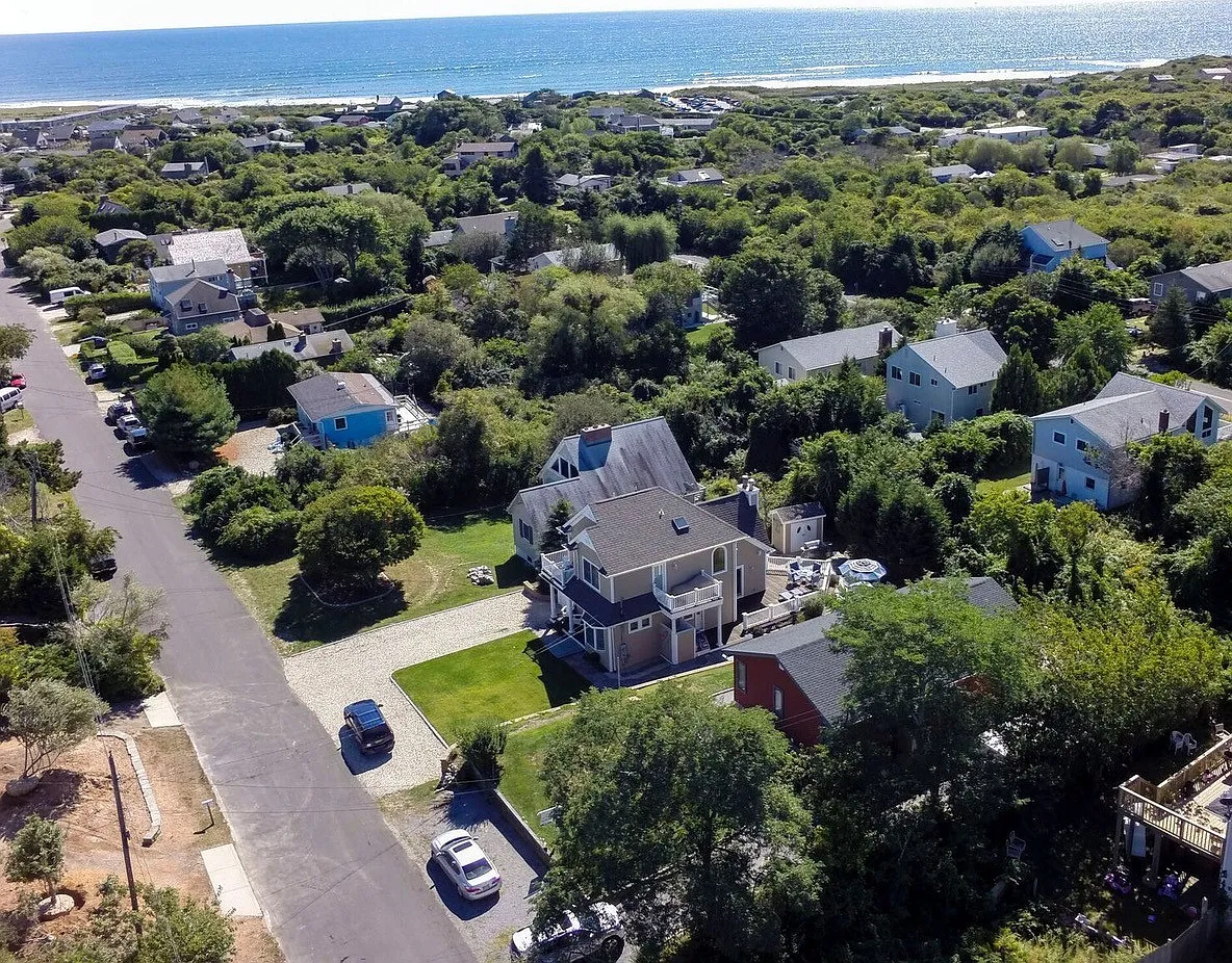 3 Bedroom Montauk Ranch — Photo 1
