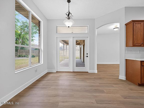 5th image of 10958 CRICHTON Road