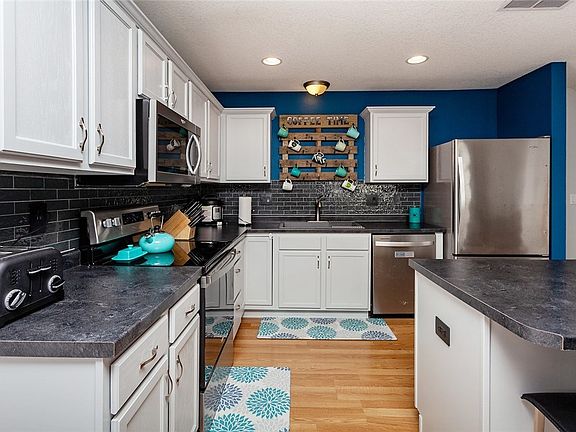 4th image of 1143 Blackstone Ln