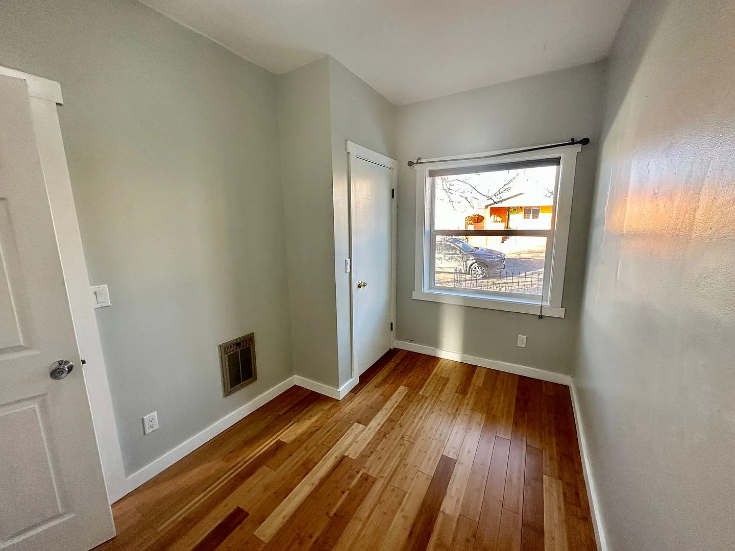 Charming One Bedroom Home in Sunnyside! — Photo 4