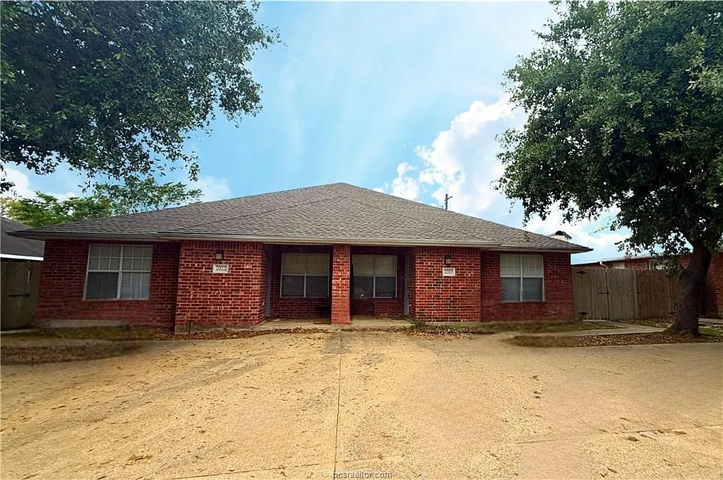 3 bed, 2.0 bath, 2630 sqft, $1,450 — Photo 1