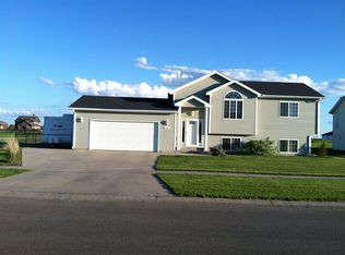 915 46th Ave W, West Fargo, ND 58078