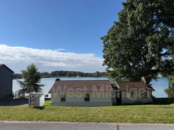 12495 Oakwood Shores St, Wayland, MI 49348