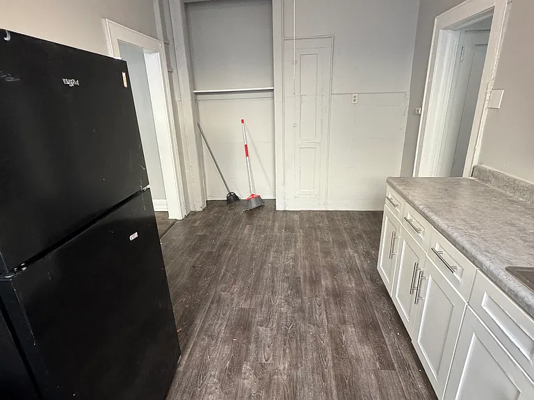 417 Leslie St #2R — Photo 3