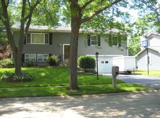 28 Boxwood Ln, Cary, IL 60013