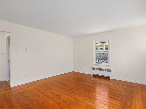 5th image of 495 Gaskill St