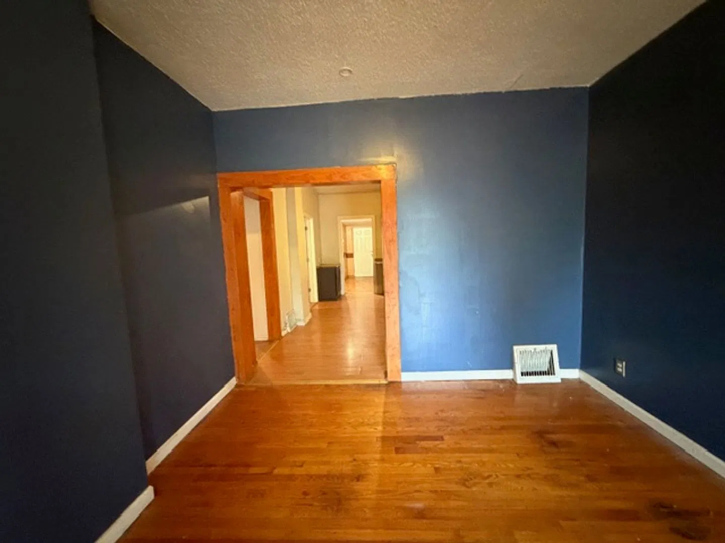 Section 8 Welcome ! Spacious 3 Br / 1 BA Home For Rent — Photo 4