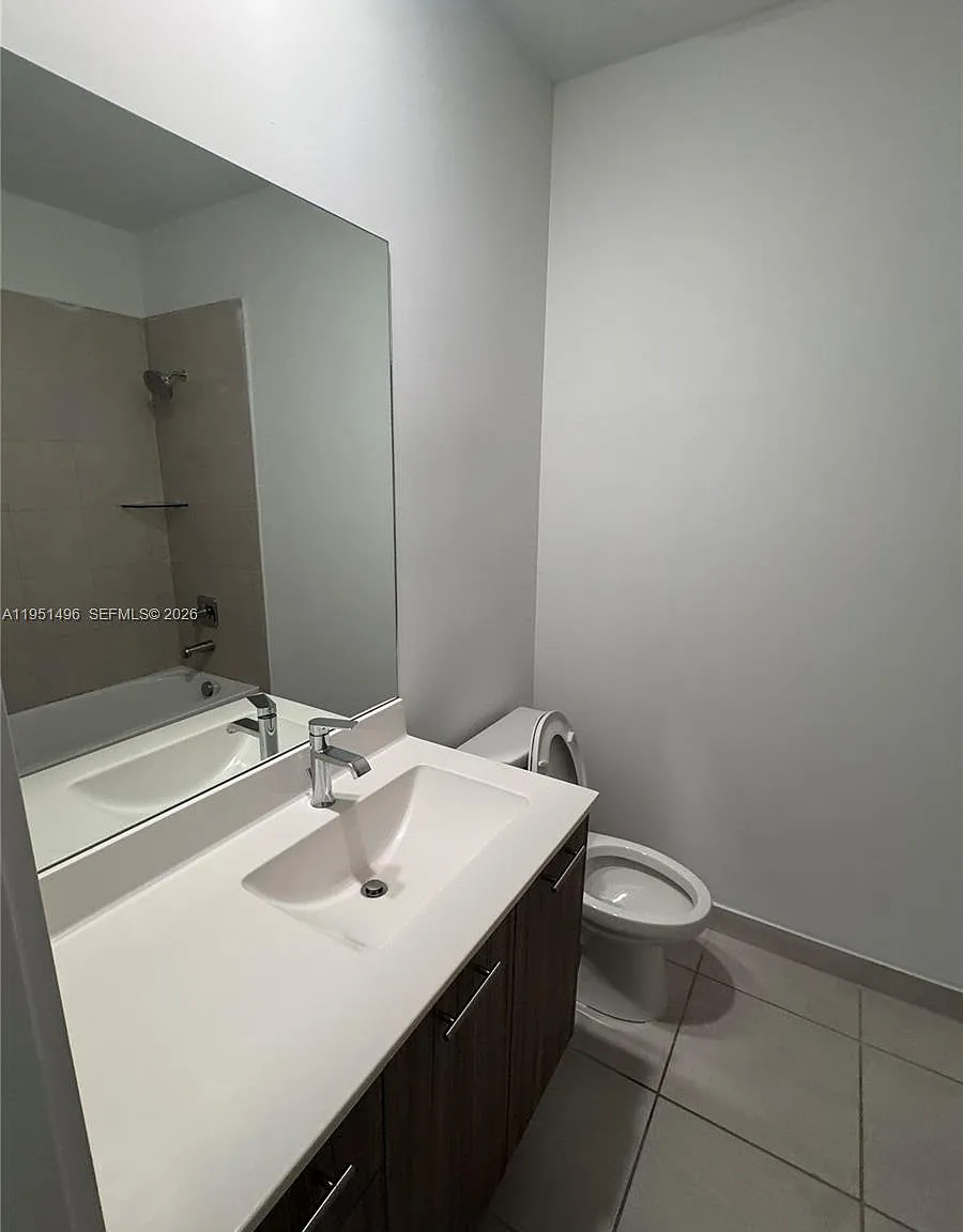 3 bed, 1330 sqft, $3,350 — Photo 2