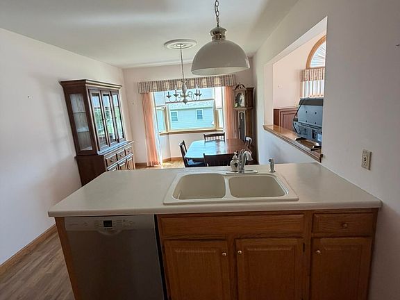 3rd image of 21 S Court Drive