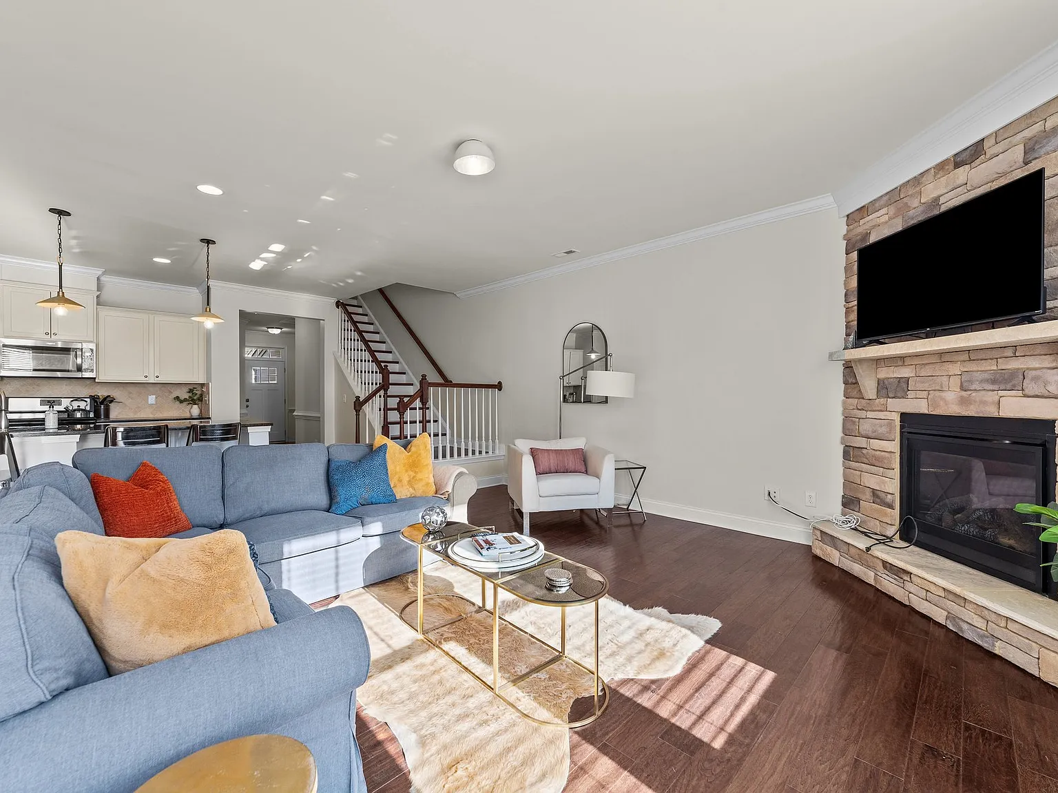 4 bed, 2.5 bath, 2499 sqft, $3,750 — Photo 4