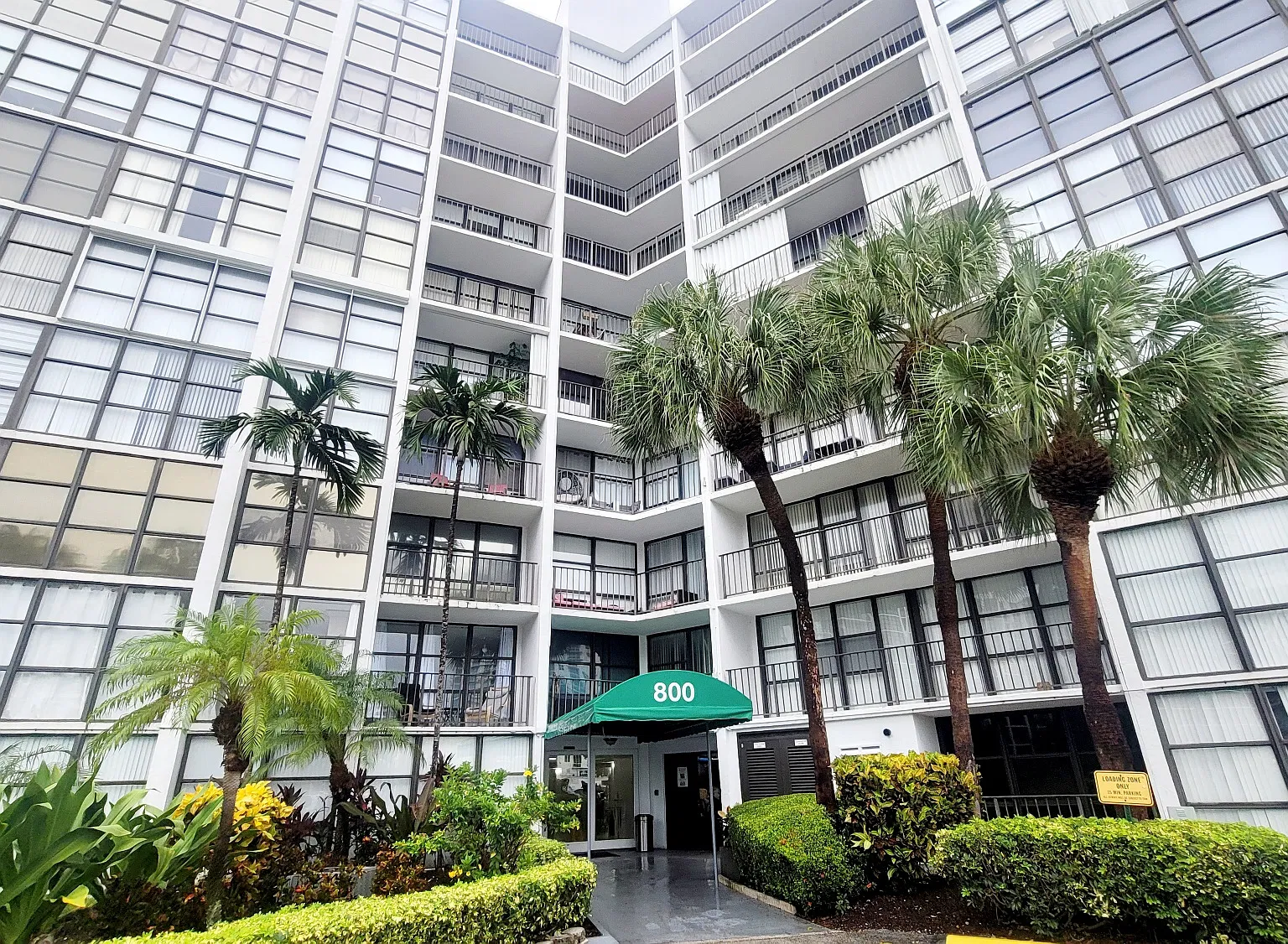 Beautiful 1 bedroom, 1.5 bathroom residence in Oceanview Park Condo — Photo 2