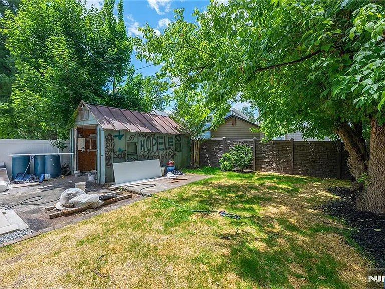 231 Waverly Pl — Photo 32
