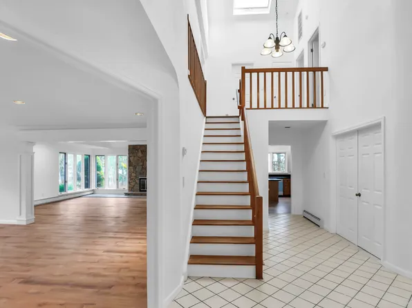 11 Overlook Way, East Setauket, NY 11733