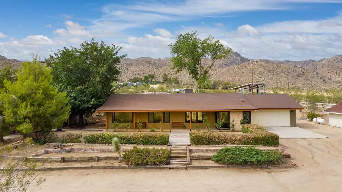 5 bed, 3.5 bath, 2410 sqft, $5,200 — Photo 1