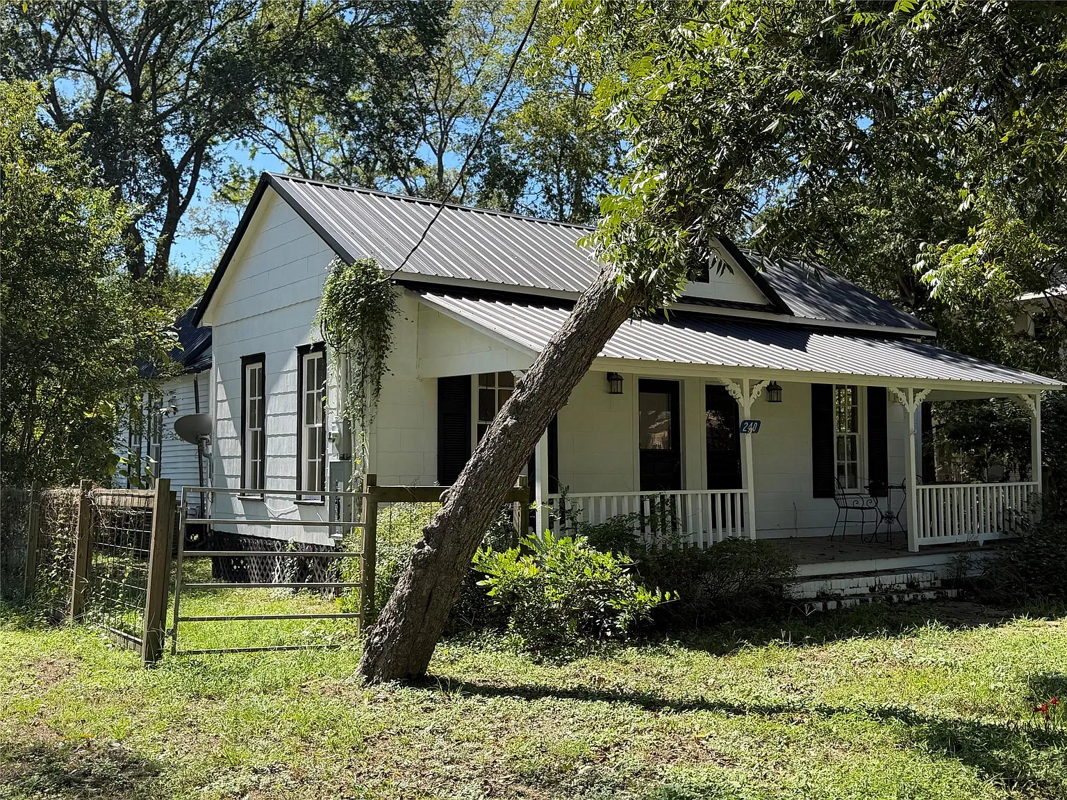 3 bed, 1.5 bath, 1308 sqft, $1,500 — Photo 1