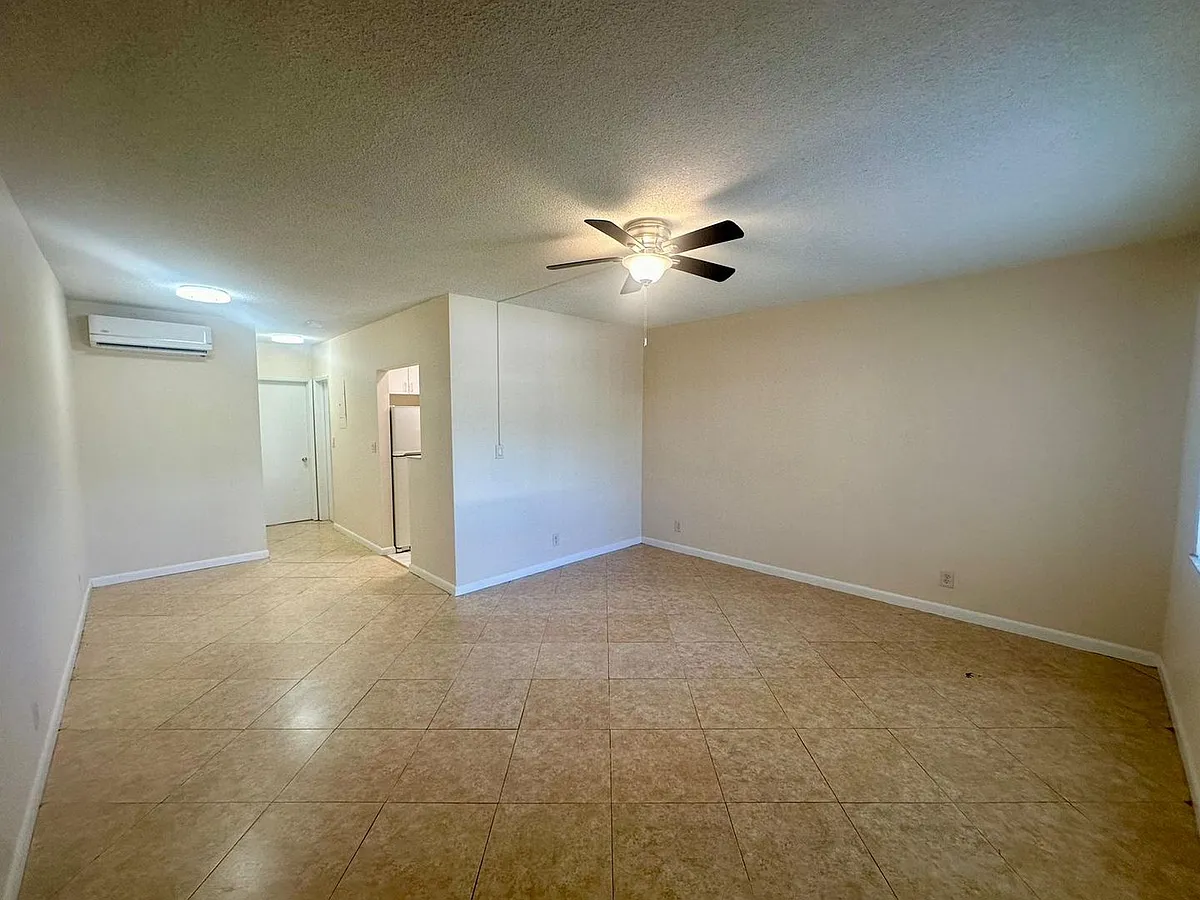 Building Photo - 2170 NE 51st Ct #B25