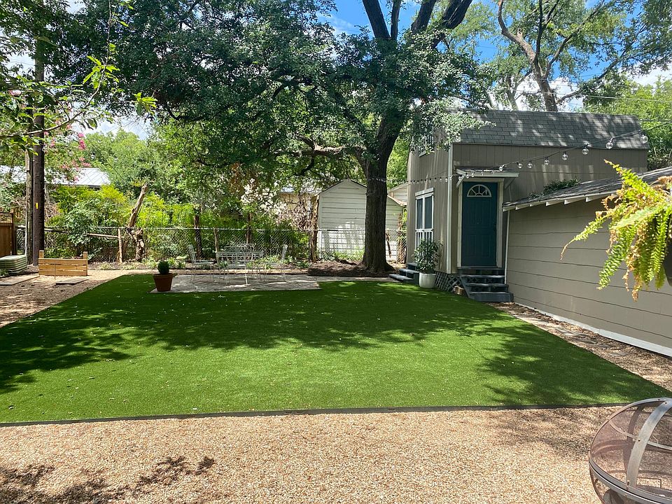 Gorgeous turf lawn w/ patio, horseshoe pit, and backhouse