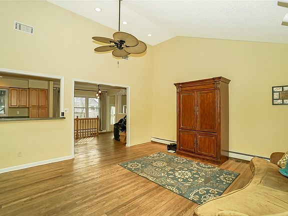 5th image of 65 Geery Ave