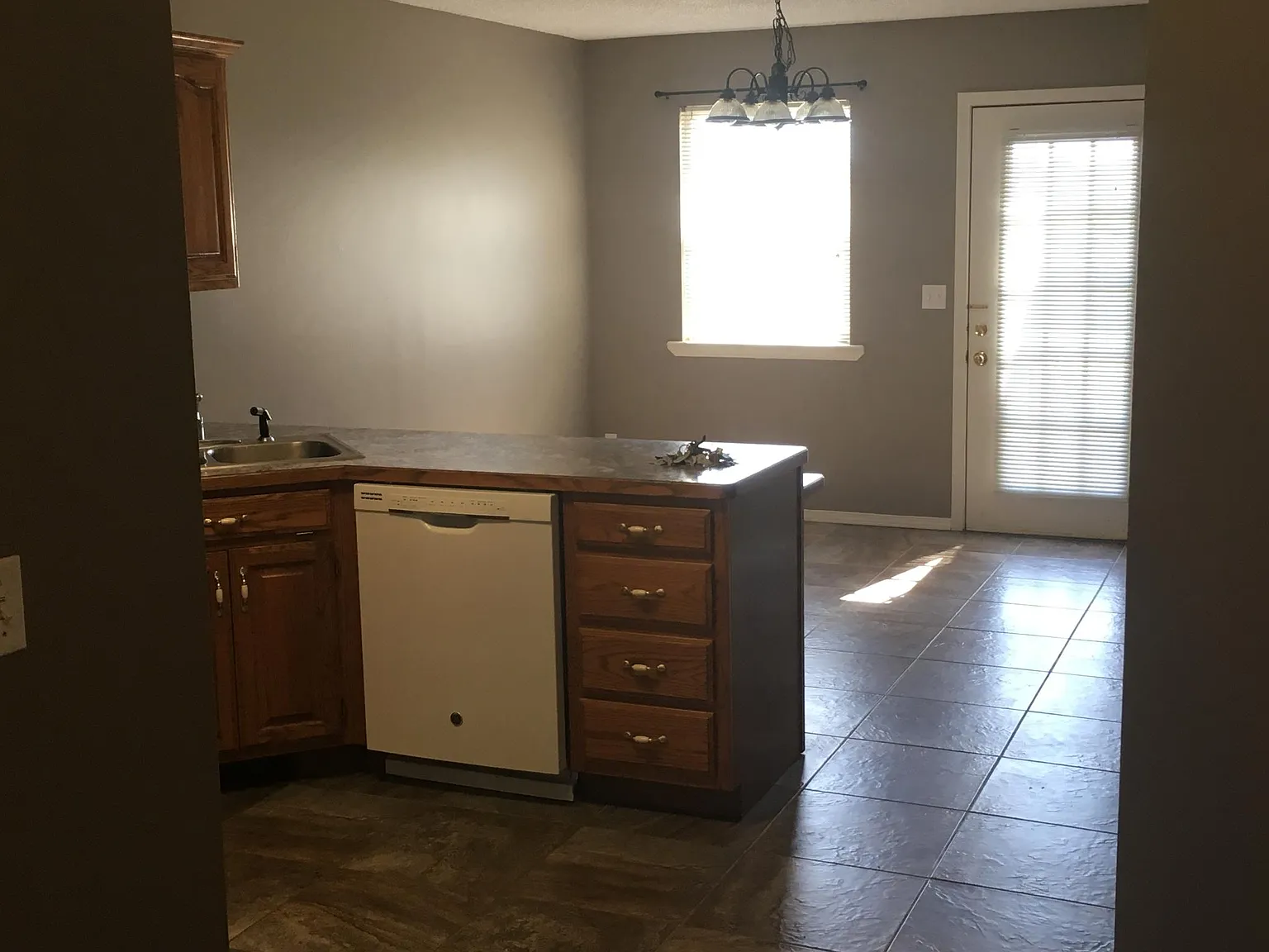 2 bed, 1250 sqft, $1,100 — Photo 4
