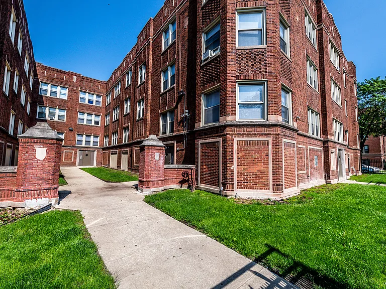8000 S Maryland — Photo 18