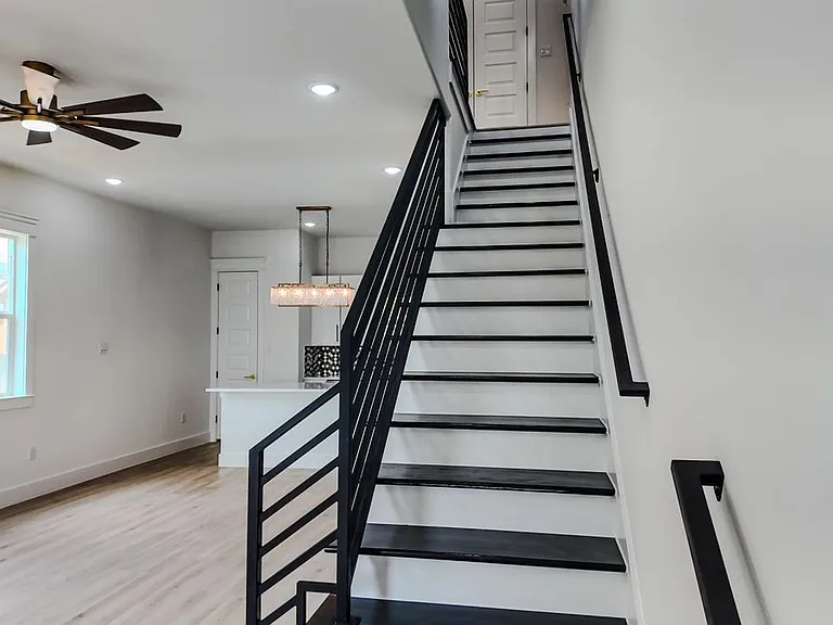823 N Loop #A — Photo 18
