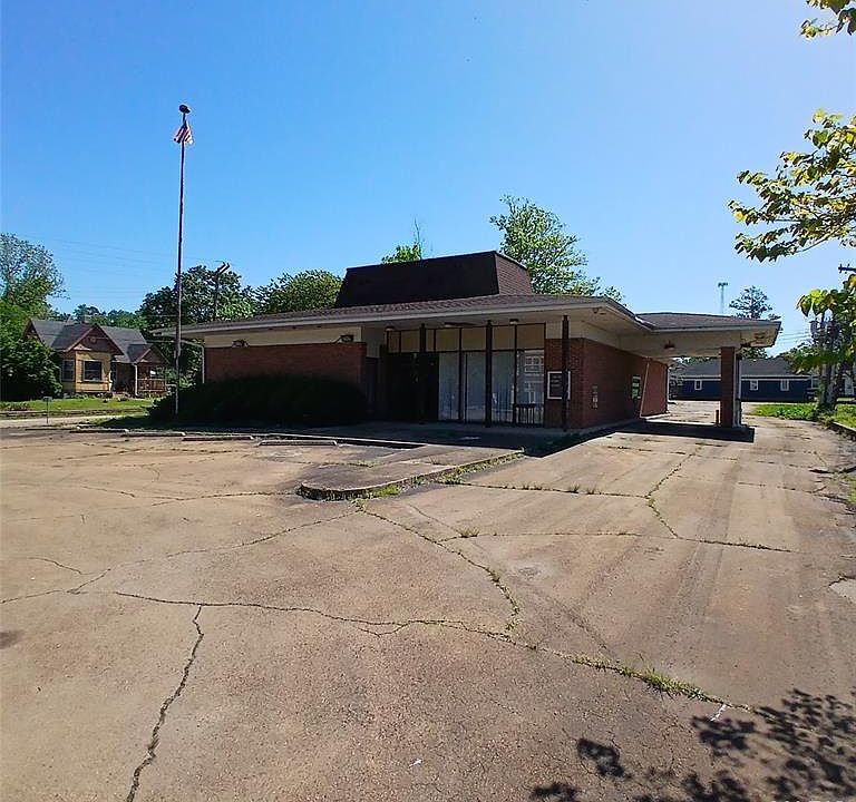 1st image of 122 N Main St