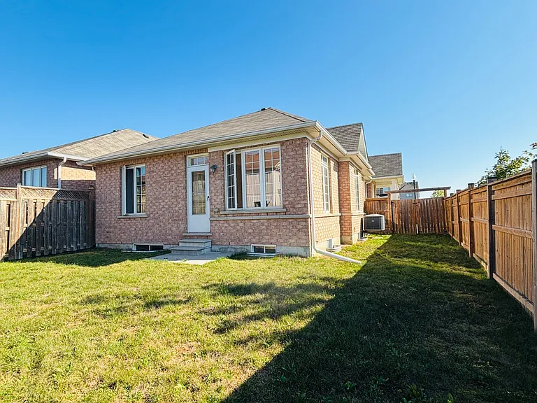676 Baldwin Cres — Photo 24