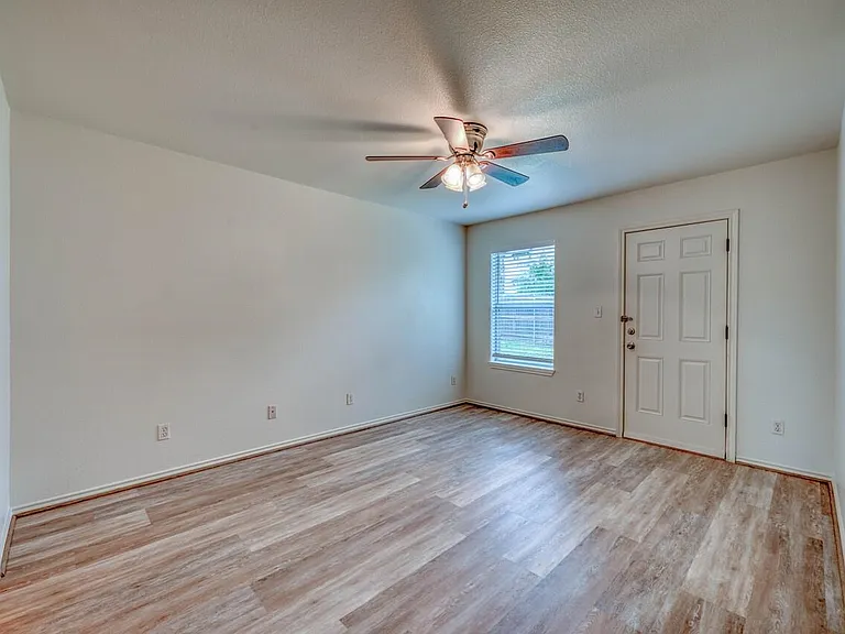 1511 N Claremont Cir — Photo 7