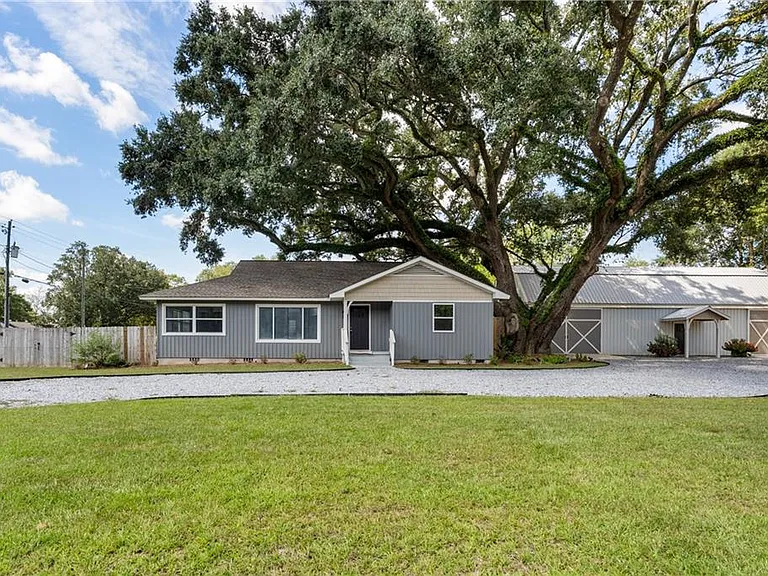 2762 Hillcrest Rd — Photo 1