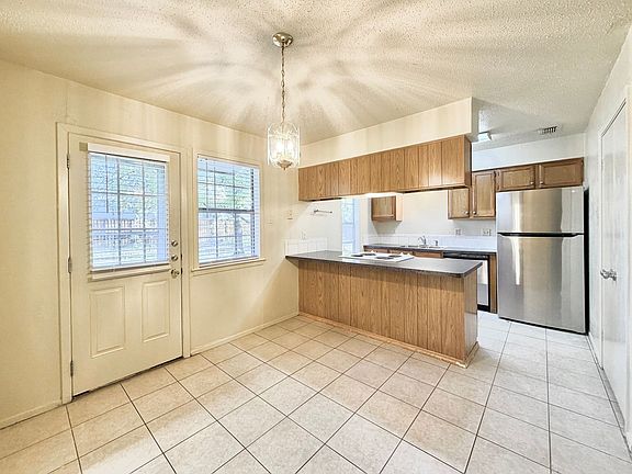 5th image of 504 Campbell Ln