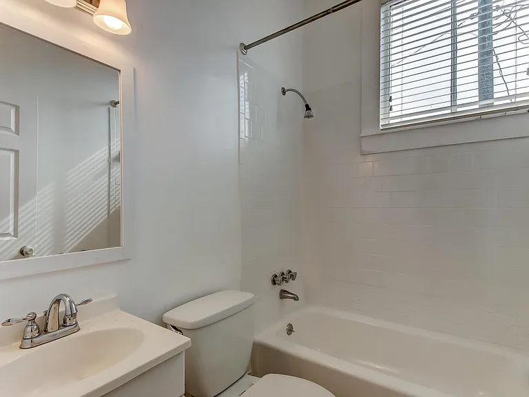 423 E Duffy St — Photo 6