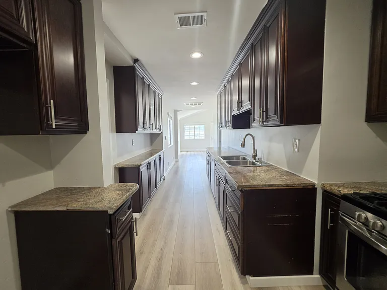 10303 Arminta St — Photo 36