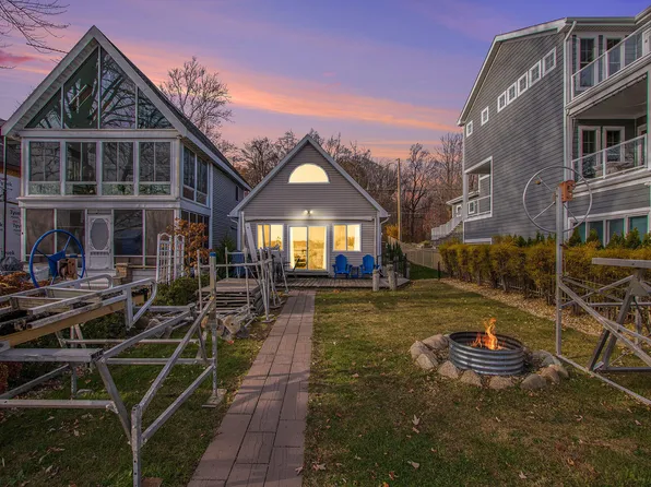 5303 Paw Paw Lake Rd, Coloma, MI 49038