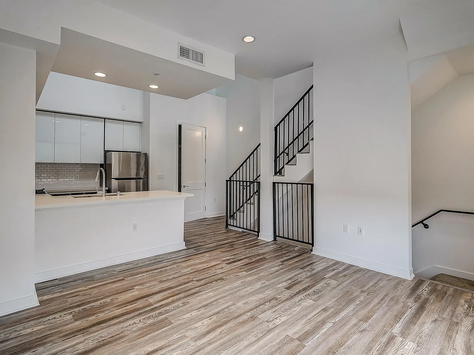 1 bed, 1.5 bath, 850 sqft, $2,200 — Photo 2