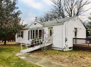 4 Pembroke Pl, Chicopee, MA 01020