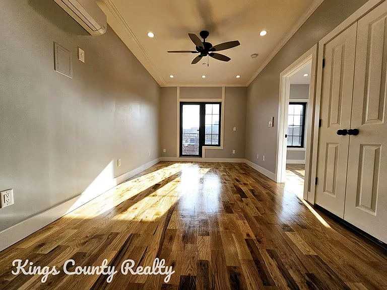 565 Midwood St #3 — Photo 4