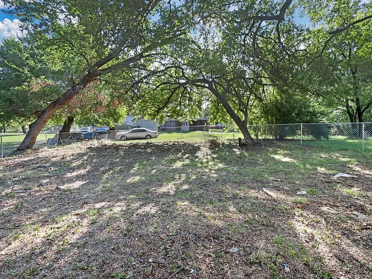 915 N Montgomery St — Photo 11
