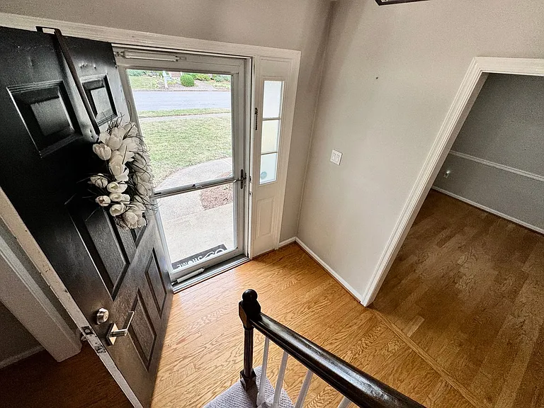 965 Commodore Dr — Photo 4