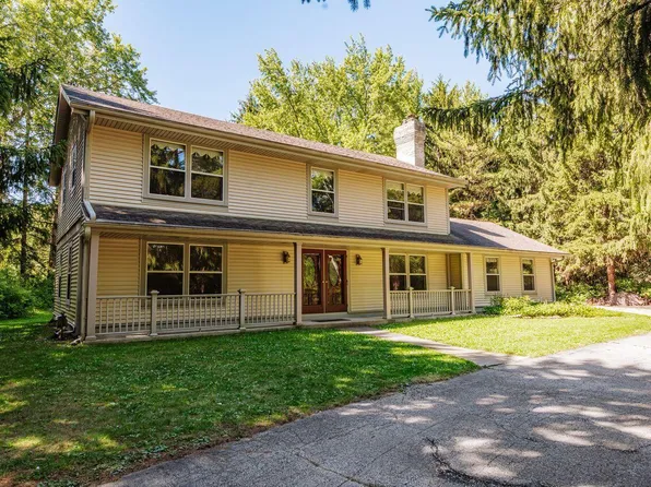 S67W24425 Skyline AVENUE, Waukesha, WI 53189