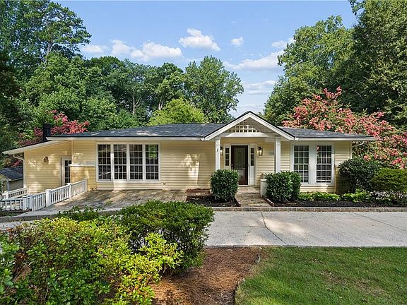 3rd image of 1055 Lee Cir NE