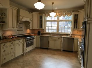 100 Cherry Ln, Teaneck, NJ 07666