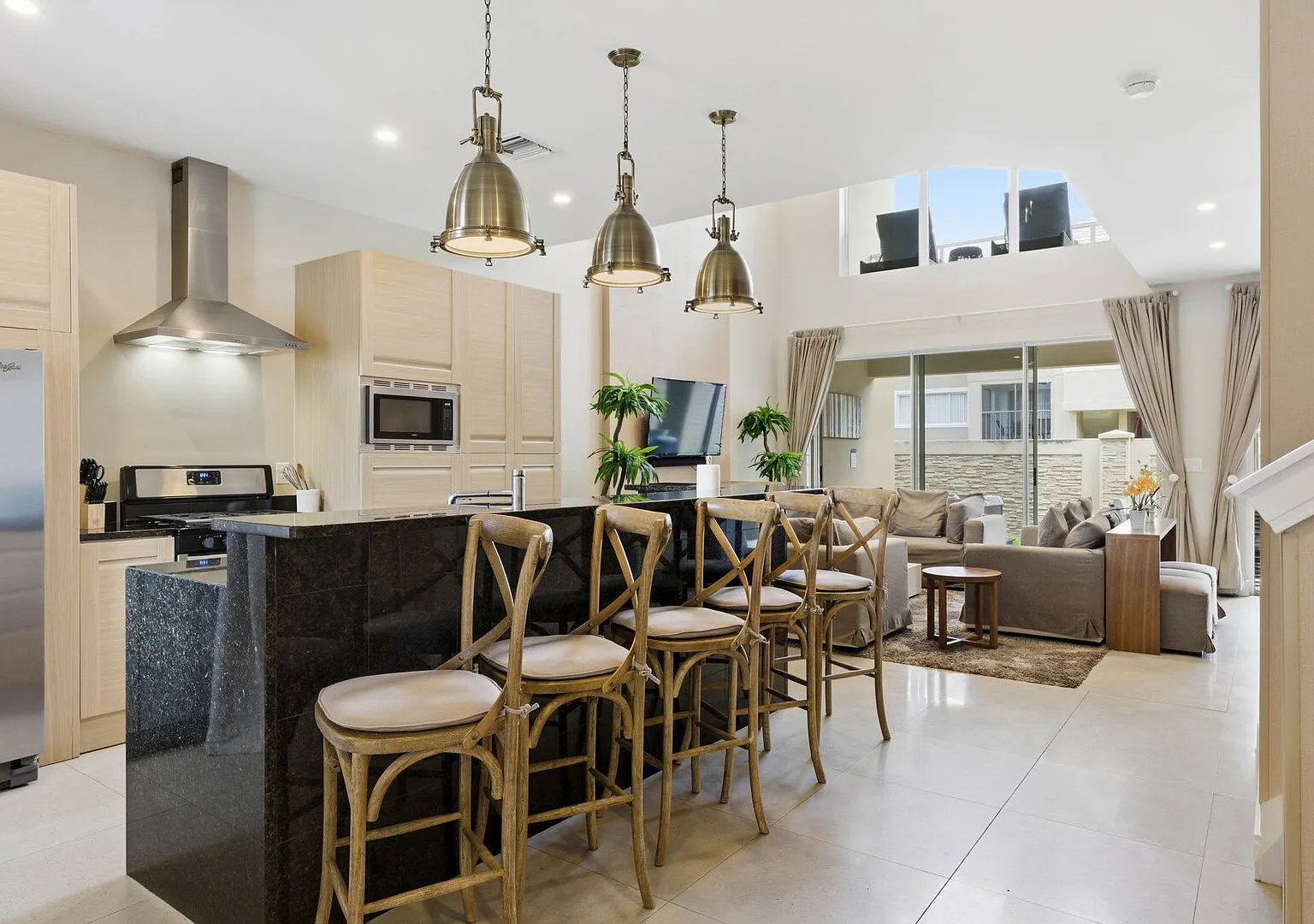 Upscale 3BR suites, Patio with BBQ & Jacuzzi — Photo 4