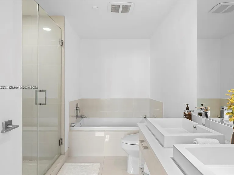 45 SW 9th St #1403 — Photo 16
