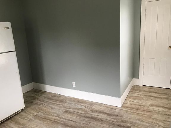 Kitchen w/ pantry closet